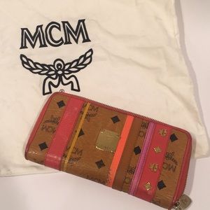 MCM Zip All Around Wallet 💯